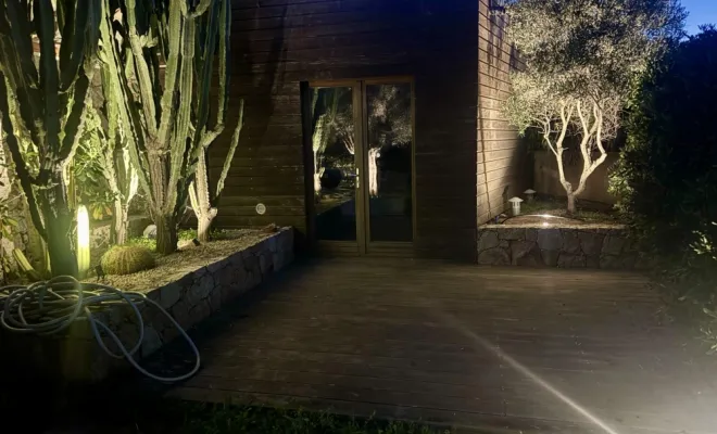 Mise en lumière de cactus dans un jardin de villa en Balagne par TecSElec