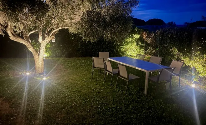 Eclairage extérieur sur mesure pour un jardin de villa de location en Balagne